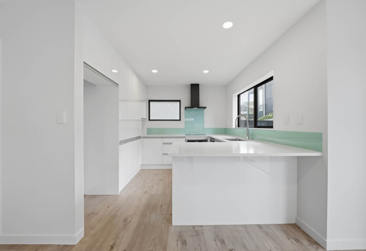 Brick and tile 4 beds 2.5 baths home with garage, walks to school, close to shops, supermarket, train station, waterfront reserve, zoned for Pt England School, Ruapotaka School, Tamaki College, 7C Holland Avenue, Pt England, Auckland