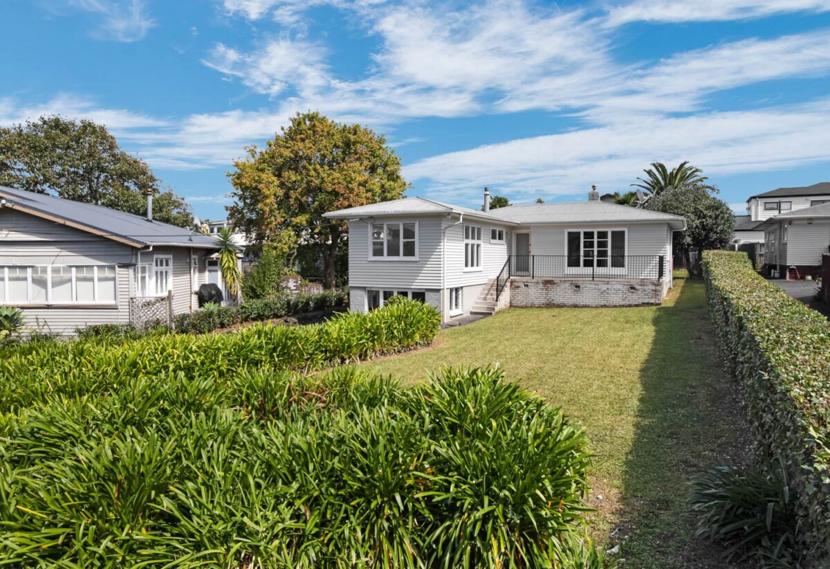 4 beds house on 885m2 section, with BC & EPA for 7 Lots, each lot with 3 beds + study 2 baths 1 garage, close to schools, shops, supermarkets, motorway access, 4 Longburn Road, Henderson, Auckland