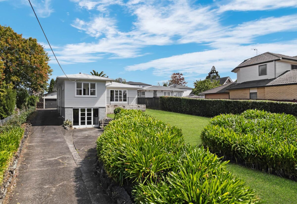 4 beds house on 885m2 section, with BC & EPA for 7 Lots, each lot with 3 beds + study 2 baths 1 garage, close to schools, shops, supermarkets, motorway access, 4 Longburn Road, Henderson, Auckland