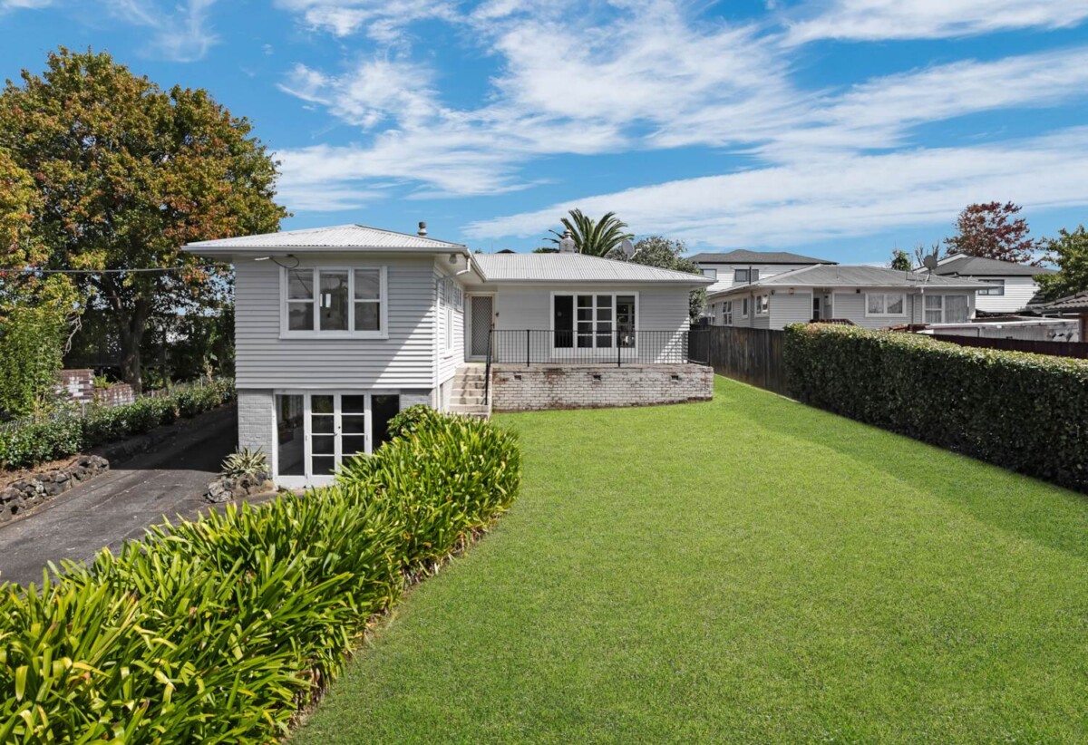 4 beds house on 885m2 section, with BC & EPA for 7 Lots, each lot with 3 beds + study 2 baths 1 garage, close to schools, shops, supermarkets, motorway access, 4 Longburn Road, Henderson, Auckland