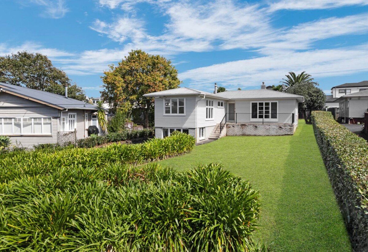 4 beds house on 885m2 section, with BC & EPA for 7 Lots, each lot with 3 beds + study 2 baths 1 garage, close to schools, shops, supermarkets, motorway access, 4 Longburn Road, Henderson, Auckland