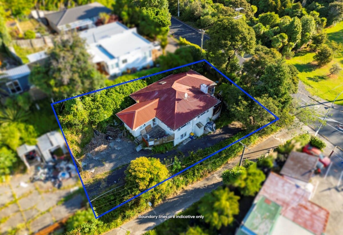 Standalone 3 beds 1 bath house on half share of 814m2 section, with Sunnyvale Train Station just around the corner, 0.6 km to Sunnyvale School, 7A Rangeview Road is also available, Buyers have the option to purchase one or secure both properties together, 7 Rangeview Road, Sunnyvale, Auckland