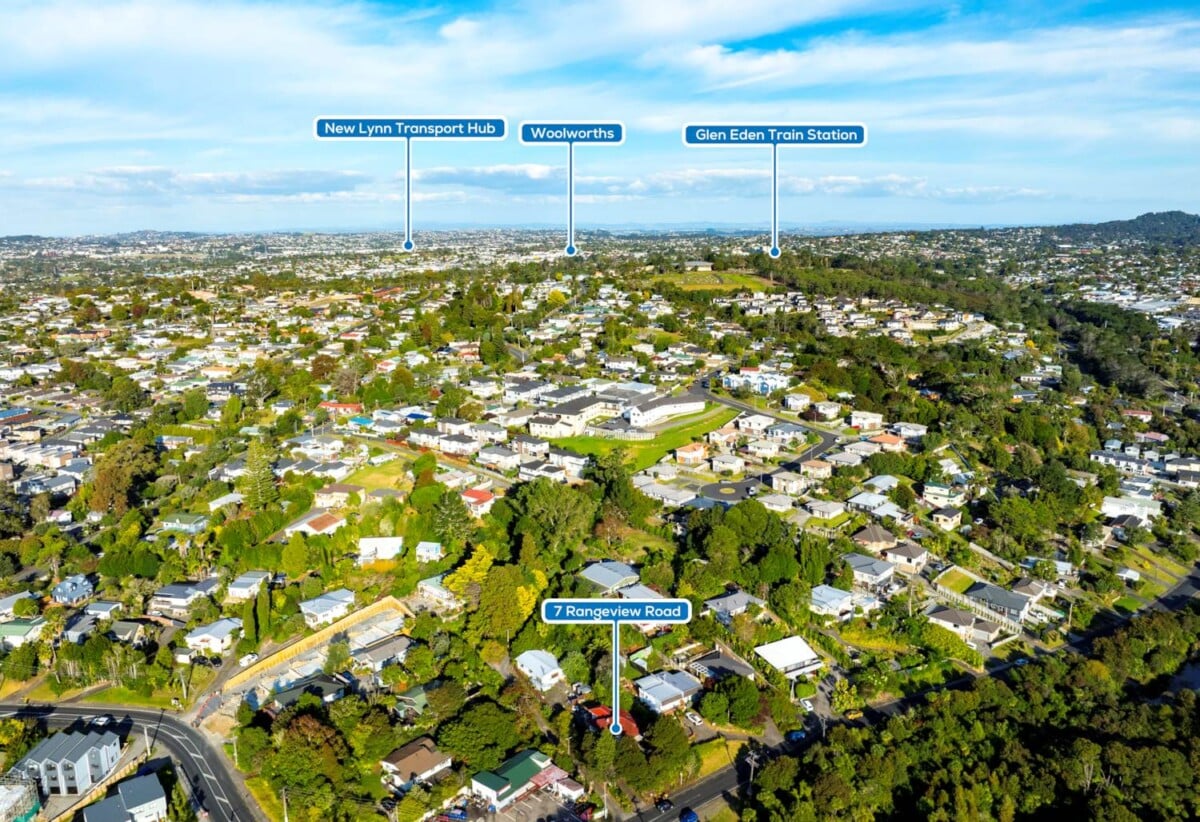 Standalone 3 beds 1 bath house on half share of 814m2 section, with Sunnyvale Train Station just around the corner, 0.6 km to Sunnyvale School, 7A Rangeview Road is also available, Buyers have the option to purchase one or secure both properties together, 7 Rangeview Road, Sunnyvale, Auckland