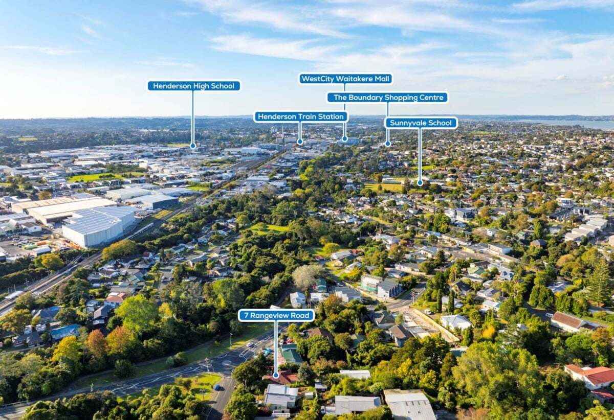 Standalone 3 beds 1 bath house on half share of 814m2 section, with Sunnyvale Train Station just around the corner, 0.6 km to Sunnyvale School, 7A Rangeview Road is also available, Buyers have the option to purchase one or secure both properties together, 7 Rangeview Road, Sunnyvale, Auckland