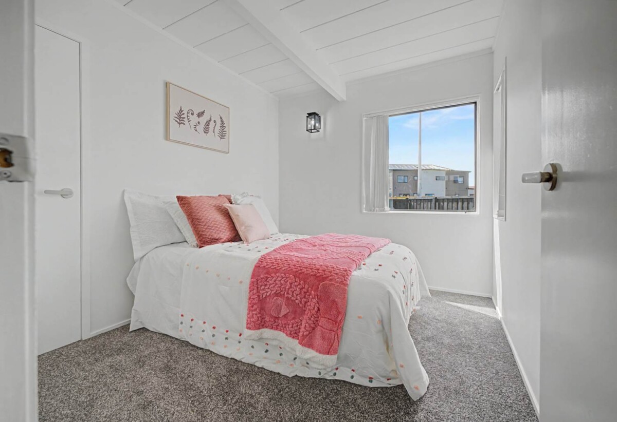Fully renovated 4 beds 2 baths house with a converted double garage on 938m2 section, close to schools, shops, Manukau shopping centre, motorway access, 6 Albert Road, Manukau, Auckland