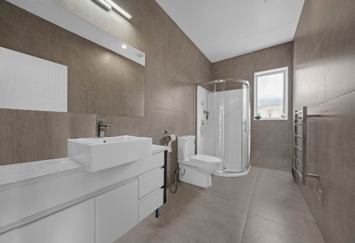 Ormiston school zone, 6 beds 5 batha house with 2 cars garage and 2 beds granny, close to schools, parks, shopping centre’s, and everyday amenities, 10 Puoro Street, Flat Bush, Auckland