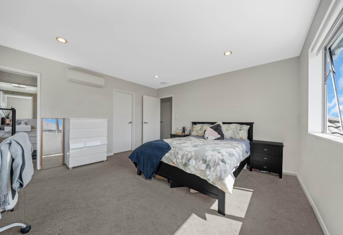 Ormiston school zone, 6 beds 5 batha house with 2 cars garage and 2 beds granny, close to schools, parks, shopping centre’s, and everyday amenities, 10 Puoro Street, Flat Bush, Auckland