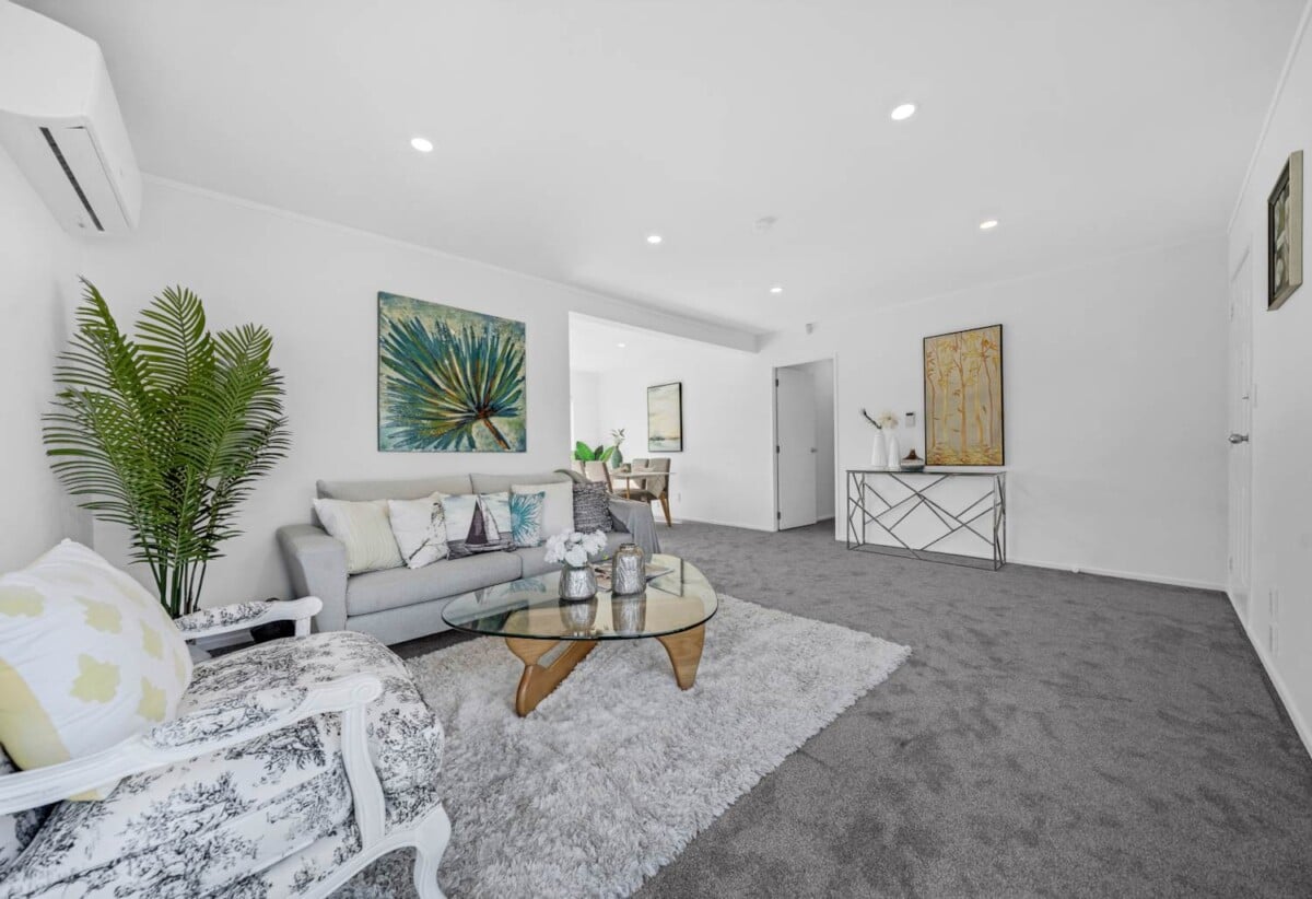 3 beds 1 bath house with double garage on 588m2 section, easy access to scenic local walkways and the Burswood Park and playground. Walking distance to shops, eateries, 0.9 km to Riverhills School, 36 Elderberry Road, Burswood, Auckland