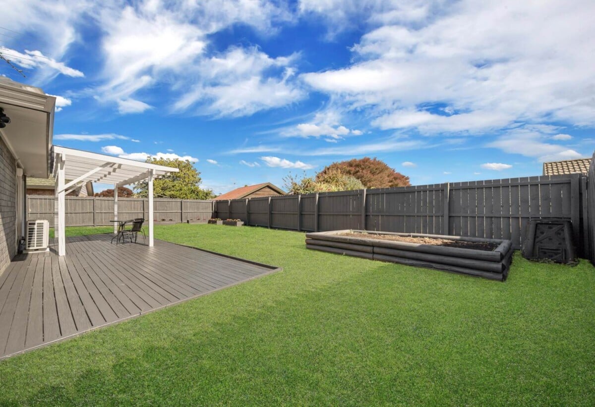3 beds 1 bath house with double garage on 588m2 section, easy access to scenic local walkways and the Burswood Park and playground. Walking distance to shops, eateries, 0.9 km to Riverhills School, 36 Elderberry Road, Burswood, Auckland