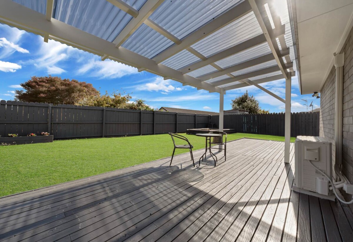 3 beds 1 bath house with double garage on 588m2 section, easy access to scenic local walkways and the Burswood Park and playground. Walking distance to shops, eateries, 0.9 km to Riverhills School, 36 Elderberry Road, Burswood, Auckland