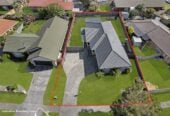 3 beds 1 bath house with double garage on 588m2 section, easy access to scenic local walkways and the Burswood Park and playground. Walking distance to shops, eateries, 0.9 km to Riverhills School, 36 Elderberry Road, Burswood, Auckland