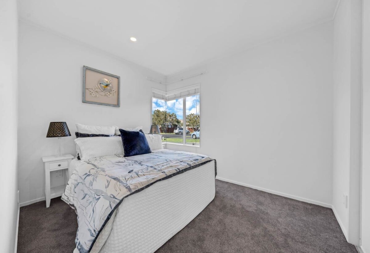 3 beds 1 bath house with double garage on 588m2 section, easy access to scenic local walkways and the Burswood Park and playground. Walking distance to shops, eateries, 0.9 km to Riverhills School, 36 Elderberry Road, Burswood, Auckland