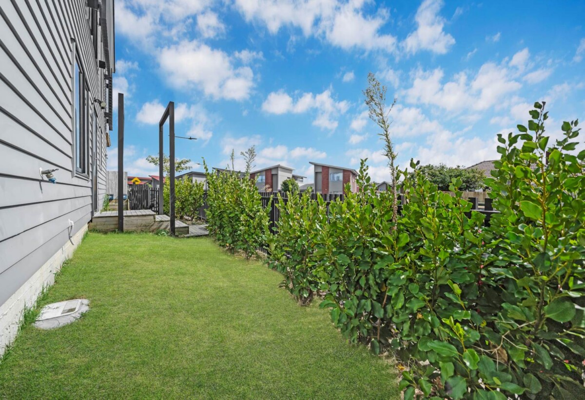 Mt Roskill Grammar zone, Freehold 3 beds 3 baths home with garage and mountain views, minutes to local shops, schools, parks, motorway access, 44A Freeland Avenue, Mt Roskill, Auckland