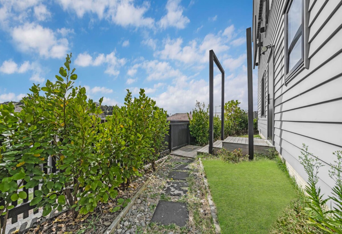 Mt Roskill Grammar zone, Freehold 3 beds 3 baths home with garage and mountain views, minutes to local shops, schools, parks, motorway access, 44A Freeland Avenue, Mt Roskill, Auckland