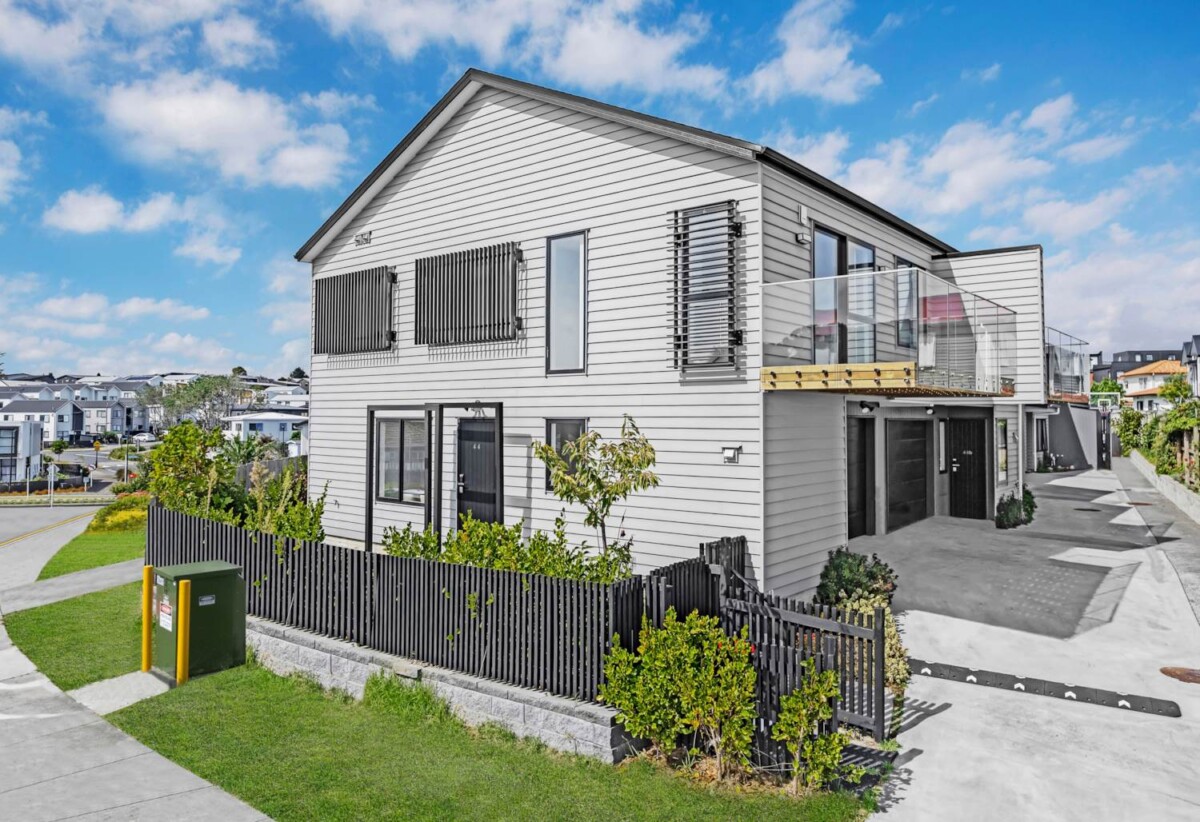 Mt Roskill Grammar zone, Freehold 3 beds 3 baths home with garage and mountain views, minutes to local shops, schools, parks, motorway access, 44A Freeland Avenue, Mt Roskill, Auckland