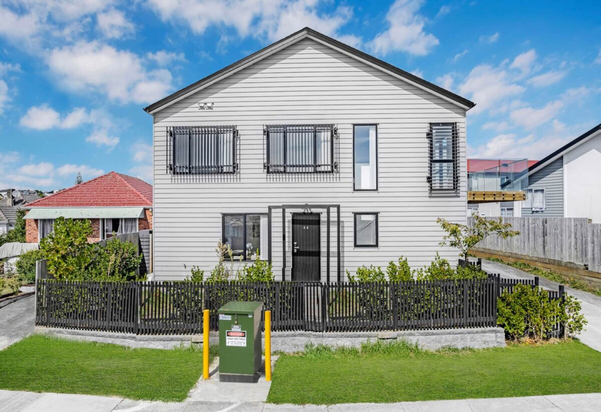 Mt Roskill Grammar zone, Freehold 3 beds 3 baths home with garage and mountain views, minutes to local shops, schools, parks, motorway access, 44A Freeland Avenue, Mt Roskill, Auckland