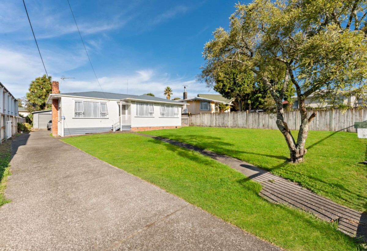 Motivated vendor, 3 beds 1 bath house with double garage on 835m2 section, Currently tenanted at $700 per week on a fixed term tenancy, walks to schools, close to shops, 12 Alan Avenue, Henderson, Auckland