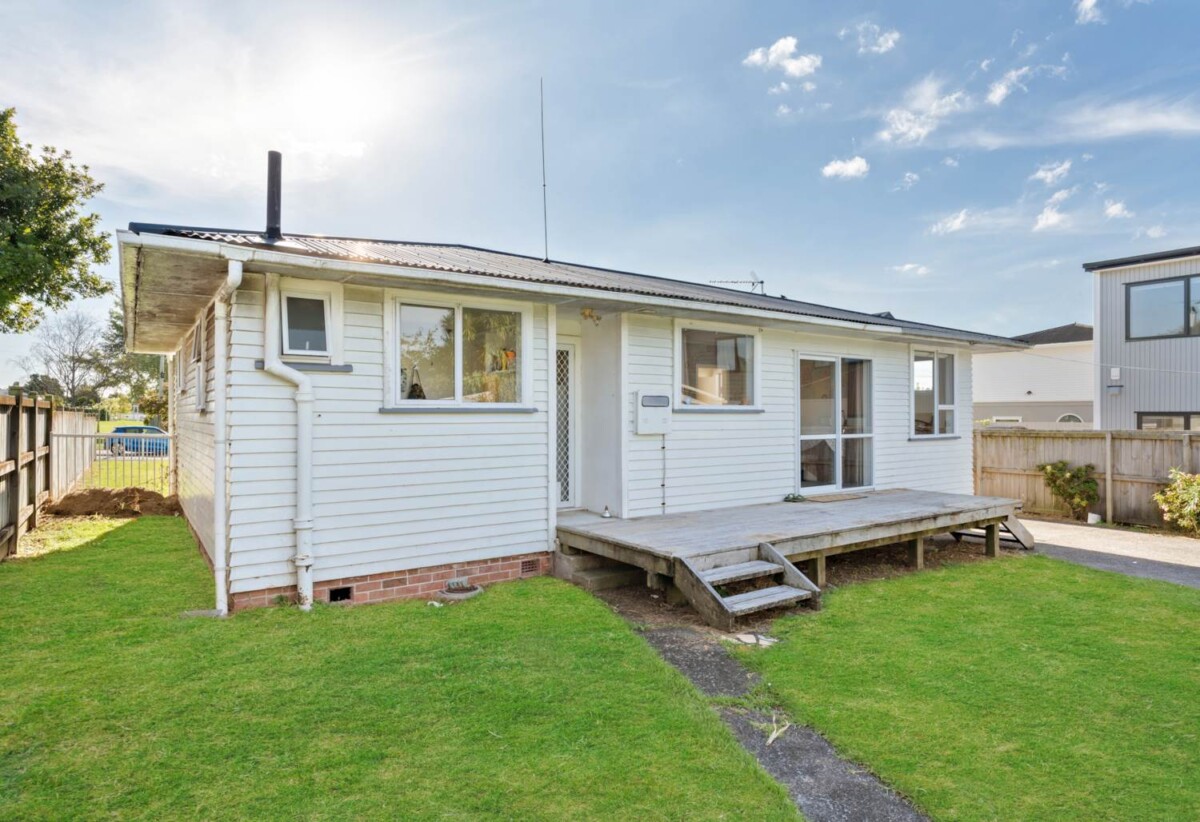 Motivated vendor, 3 beds 1 bath house with double garage on 835m2 section, Currently tenanted at $700 per week on a fixed term tenancy, walks to schools, close to shops, 12 Alan Avenue, Henderson, Auckland