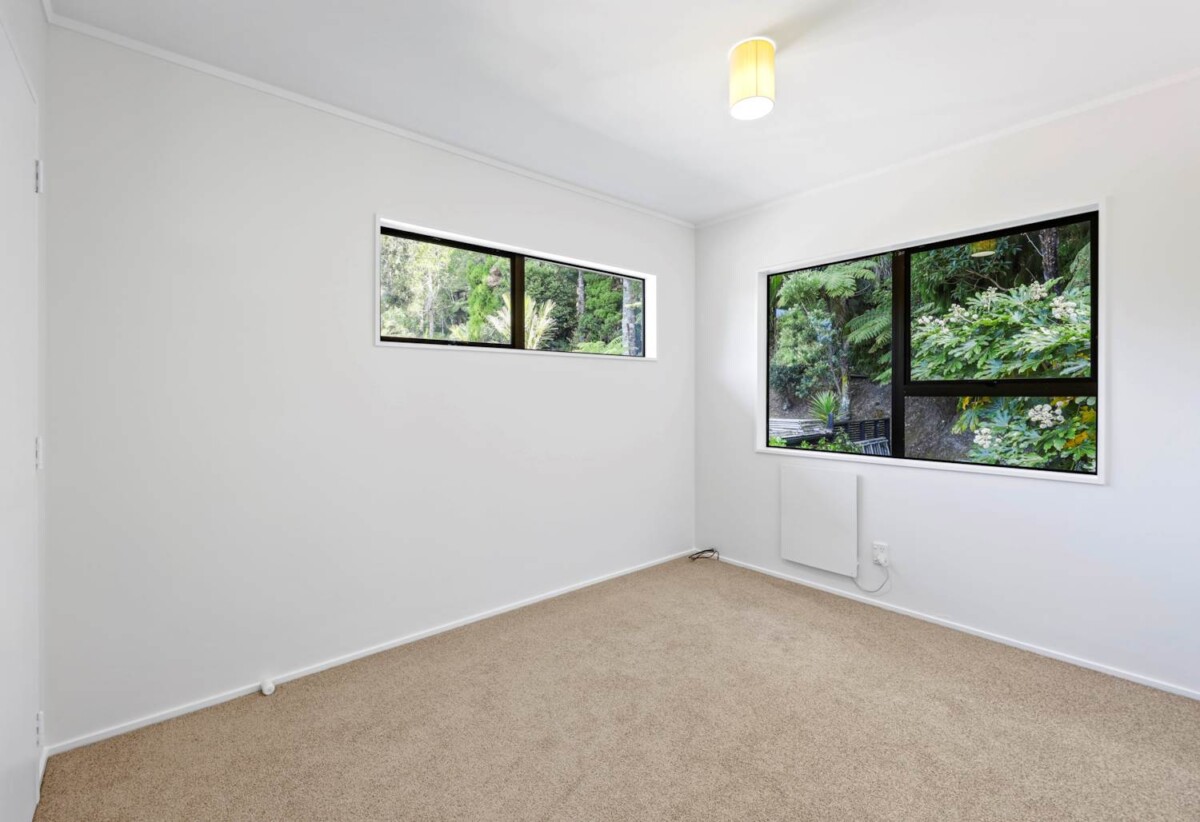 Move-In Ready, Renovated 3 beds 1 baths house, Downstairs includes a large single garage plus an additional room of similar size, close to local schools, kindergartens, shops, reserves, and public transport. Glenfield Mall, 128C Manuka Road, Bayview, Auckland