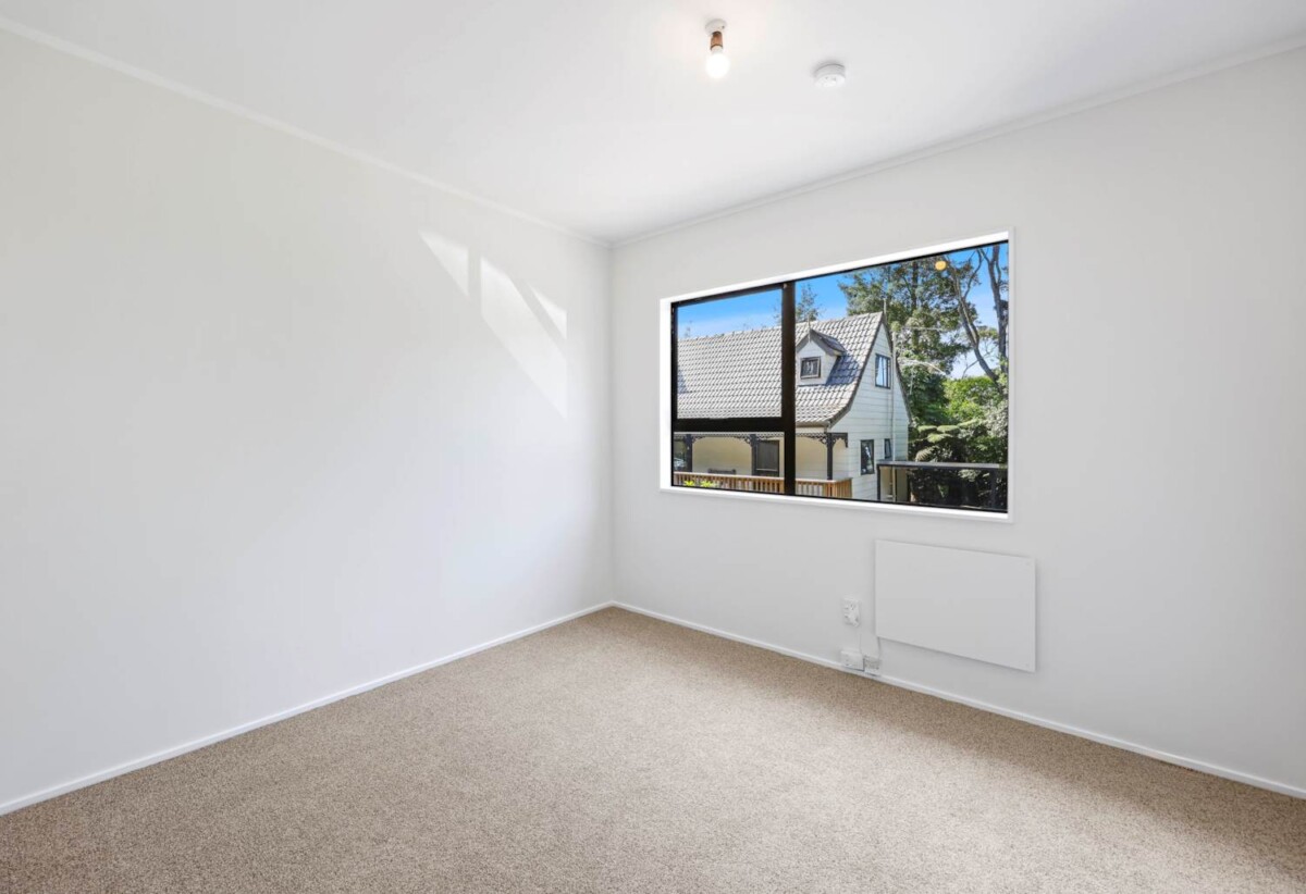 Move-In Ready, Renovated 3 beds 1 baths house, Downstairs includes a large single garage plus an additional room of similar size, close to local schools, kindergartens, shops, reserves, and public transport. Glenfield Mall, 128C Manuka Road, Bayview, Auckland