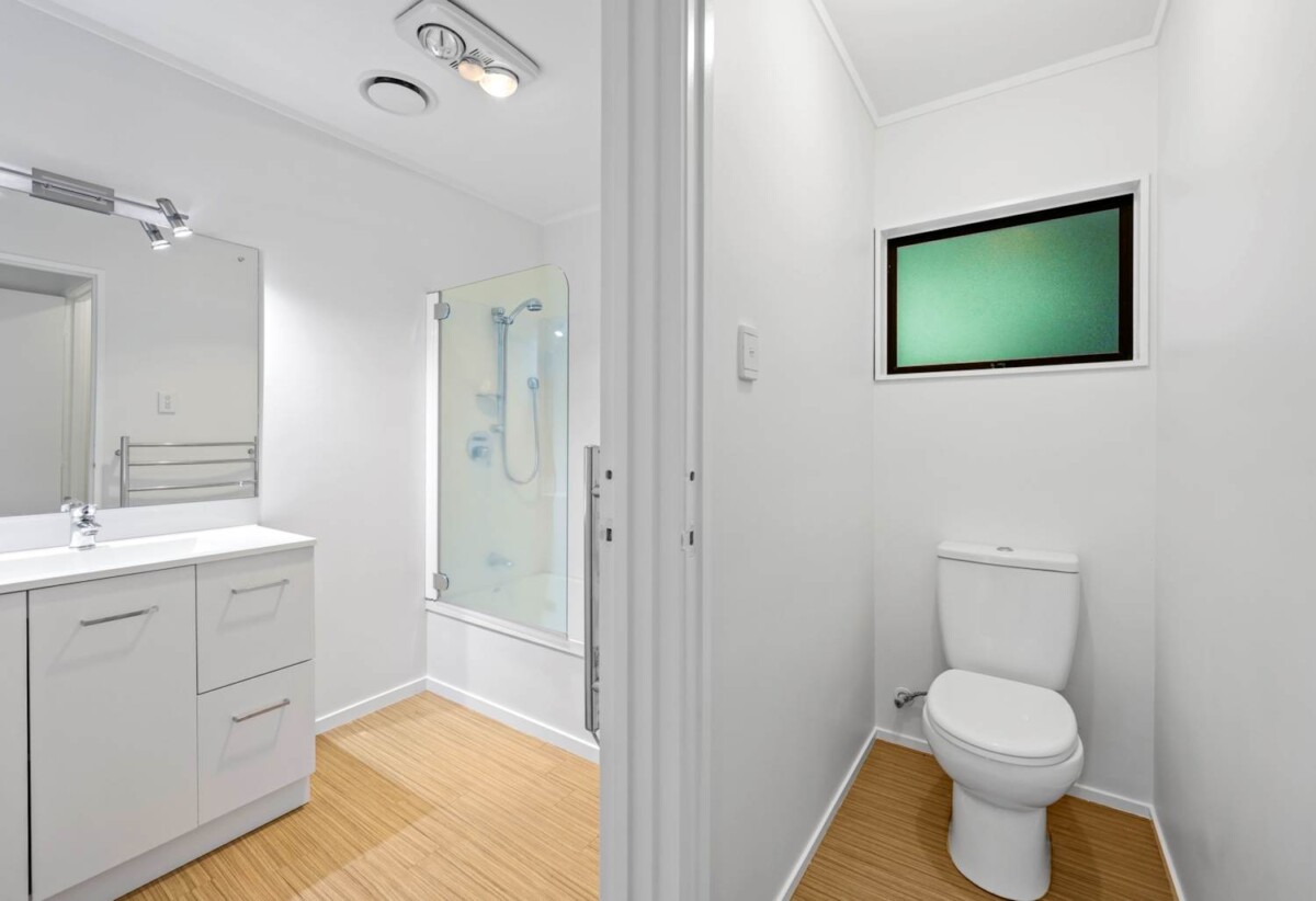 Move-In Ready, Renovated 3 beds 1 baths house, Downstairs includes a large single garage plus an additional room of similar size, close to local schools, kindergartens, shops, reserves, and public transport. Glenfield Mall, 128C Manuka Road, Bayview, Auckland