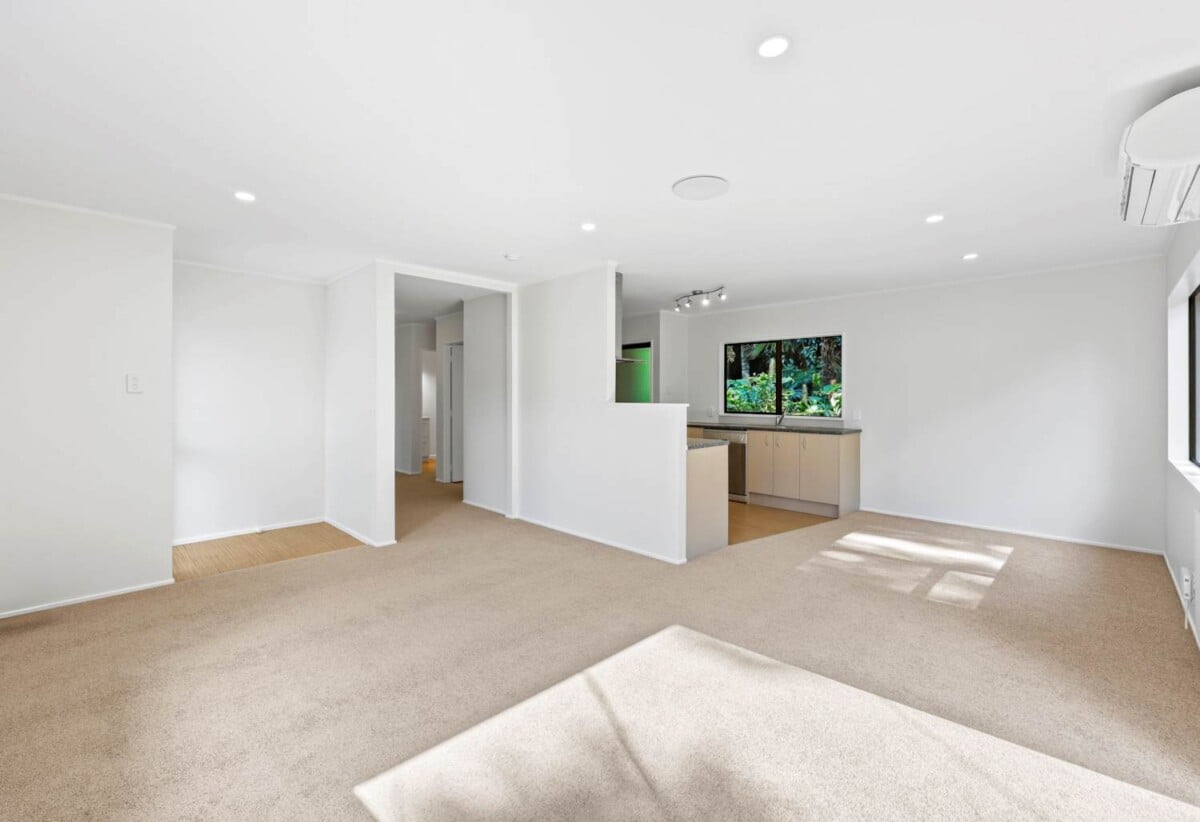 Move-In Ready, Renovated 3 beds 1 baths house, Downstairs includes a large single garage plus an additional room of similar size, close to local schools, kindergartens, shops, reserves, and public transport. Glenfield Mall, 128C Manuka Road, Bayview, Auckland