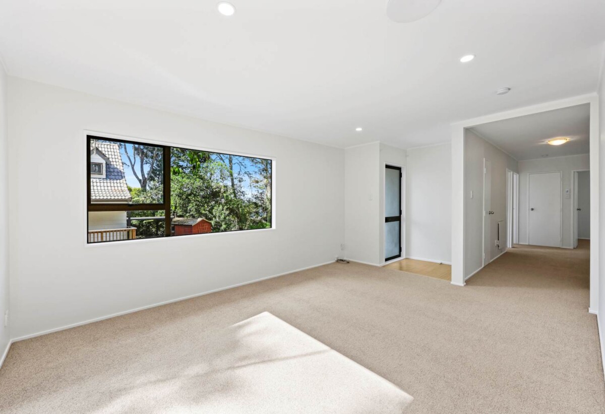 Move-In Ready, Renovated 3 beds 1 baths house, Downstairs includes a large single garage plus an additional room of similar size, close to local schools, kindergartens, shops, reserves, and public transport. Glenfield Mall, 128C Manuka Road, Bayview, Auckland