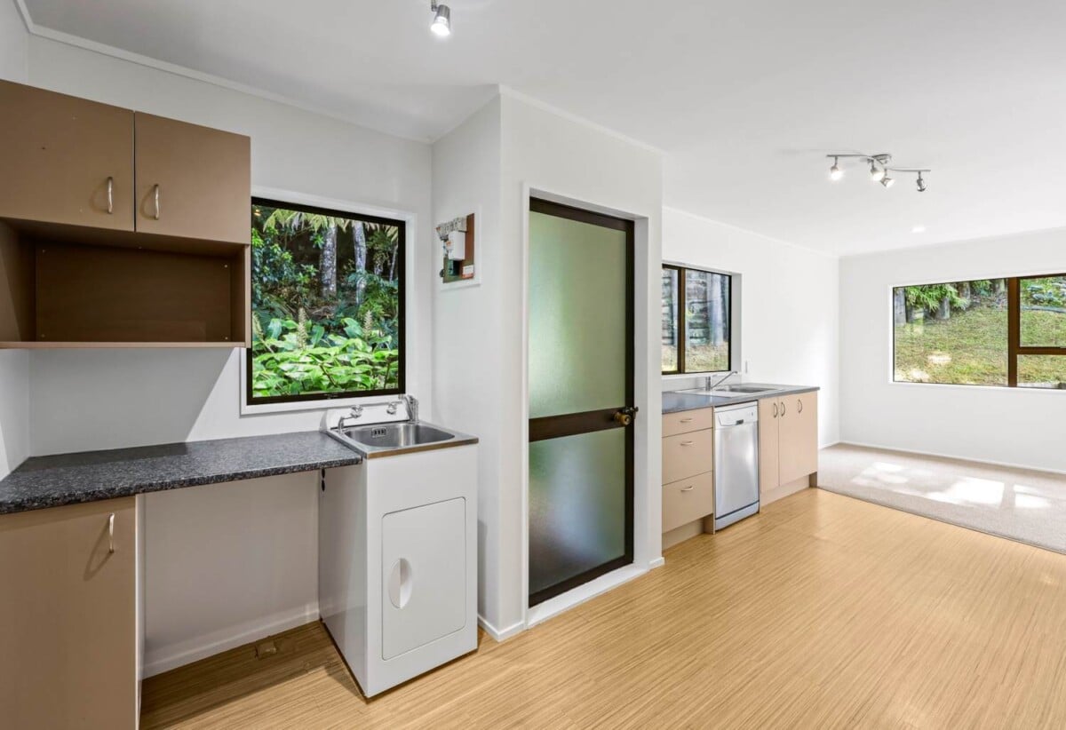Move-In Ready, Renovated 3 beds 1 baths house, Downstairs includes a large single garage plus an additional room of similar size, close to local schools, kindergartens, shops, reserves, and public transport. Glenfield Mall, 128C Manuka Road, Bayview, Auckland