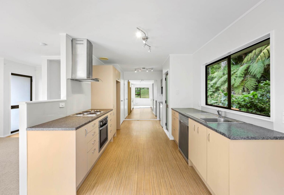 Move-In Ready, Renovated 3 beds 1 baths house, Downstairs includes a large single garage plus an additional room of similar size, close to local schools, kindergartens, shops, reserves, and public transport. Glenfield Mall, 128C Manuka Road, Bayview, Auckland
