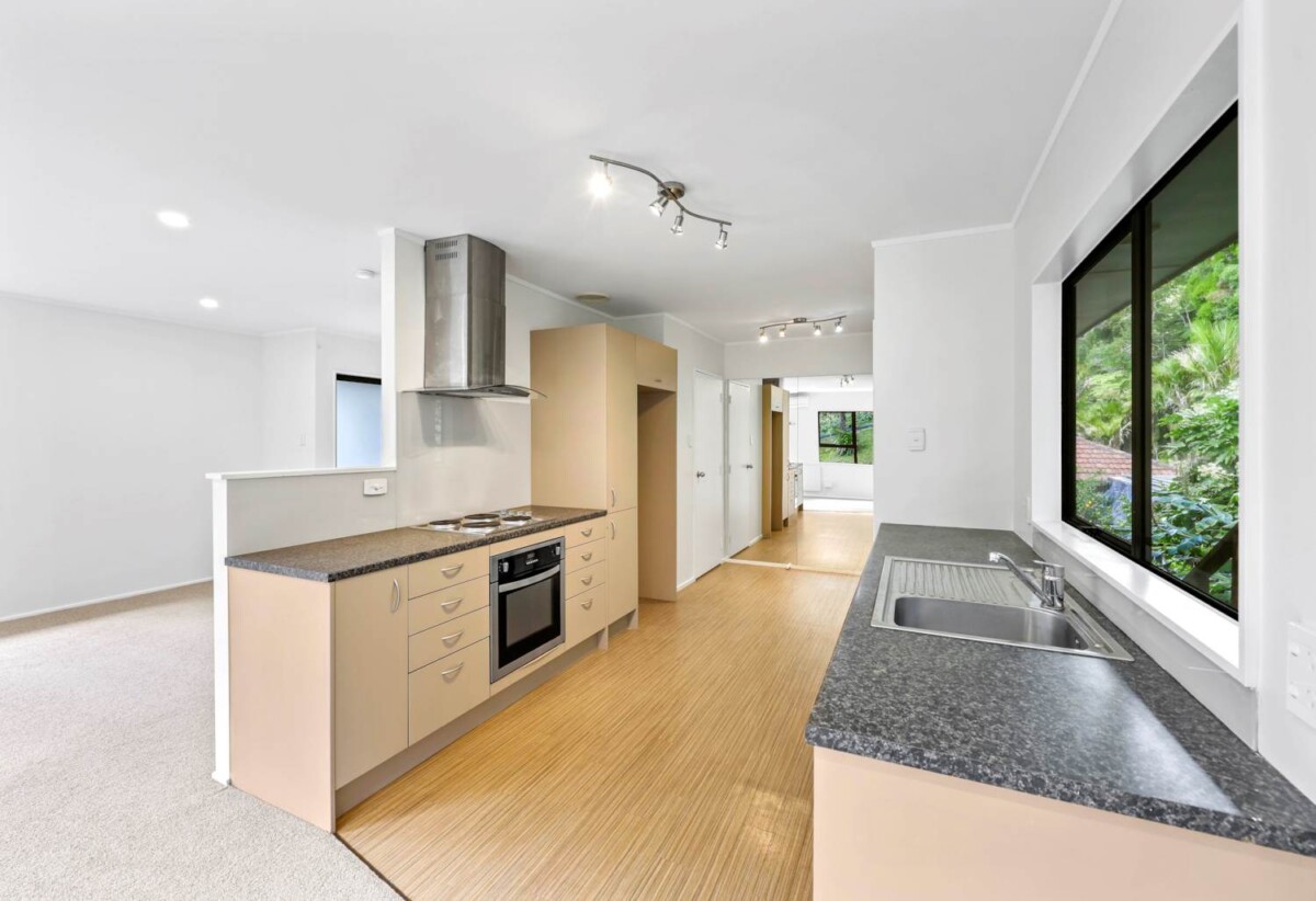 Move-In Ready, Renovated 3 beds 1 baths house, Downstairs includes a large single garage plus an additional room of similar size, close to local schools, kindergartens, shops, reserves, and public transport. Glenfield Mall, 128C Manuka Road, Bayview, Auckland