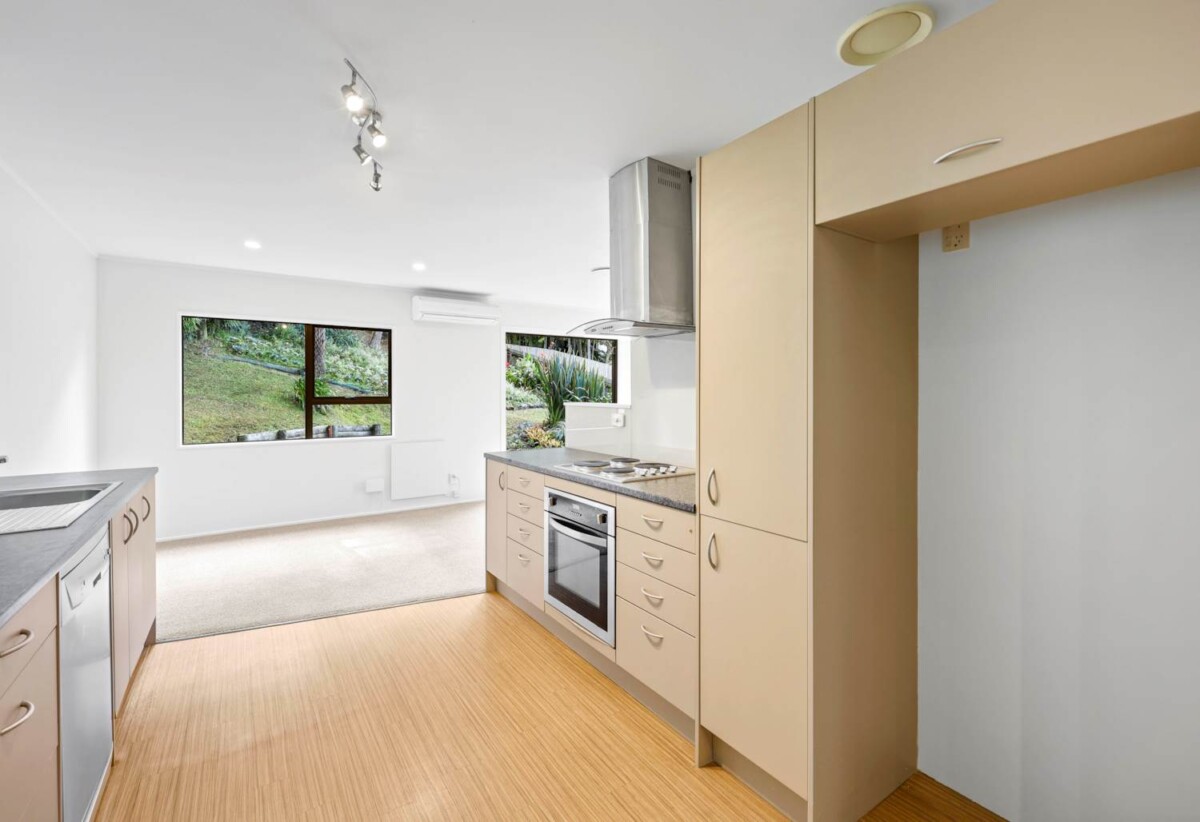 Move-In Ready, Renovated 3 beds 1 baths house, Downstairs includes a large single garage plus an additional room of similar size, close to local schools, kindergartens, shops, reserves, and public transport. Glenfield Mall, 128C Manuka Road, Bayview, Auckland