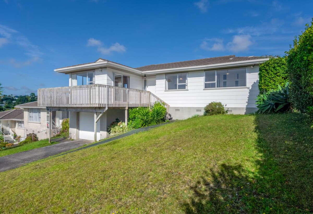 Must sell, Vendor Bound for Australia, 3 bed 1 bath house on 617m2 section, close to local shops, schools, beaches, zoned for Torbay School, Northcross Intermediate, and Long Bay College, 3 Intrepid Place, Torbay, Auckland