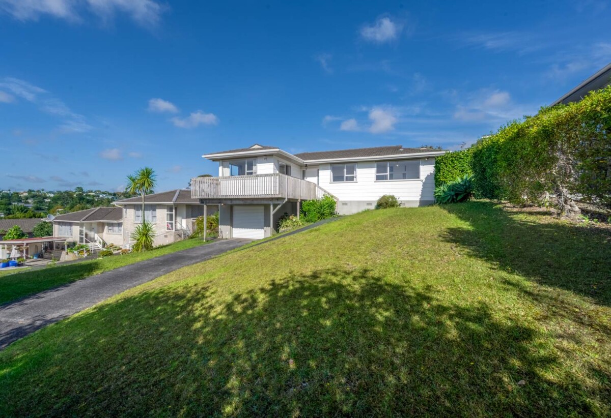 Must sell, Vendor Bound for Australia, 3 bed 1 bath house on 617m2 section, close to local shops, schools, beaches, zoned for Torbay School, Northcross Intermediate, and Long Bay College, 3 Intrepid Place, Torbay, Auckland
