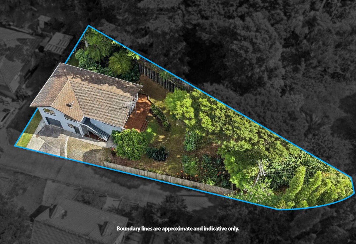 Move-In Ready, Renovated 3 beds 1 baths house, Downstairs includes a large single garage plus an additional room of similar size, close to local schools, kindergartens, shops, reserves, and public transport. Glenfield Mall, 128C Manuka Road, Bayview, Auckland