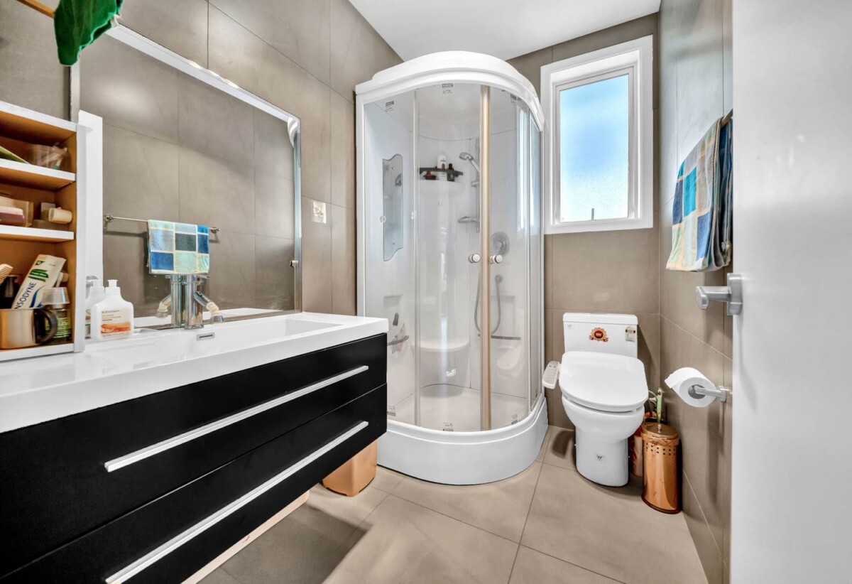 6 beds 3.5 baths house with carport, two levels, each level has 3 beds, bath, kitchen, dining and sitting area, close to Howick Village, schools, beach, 0.8 km to Howick Intermediate, 74 Ridge Road, Howick, Auckland