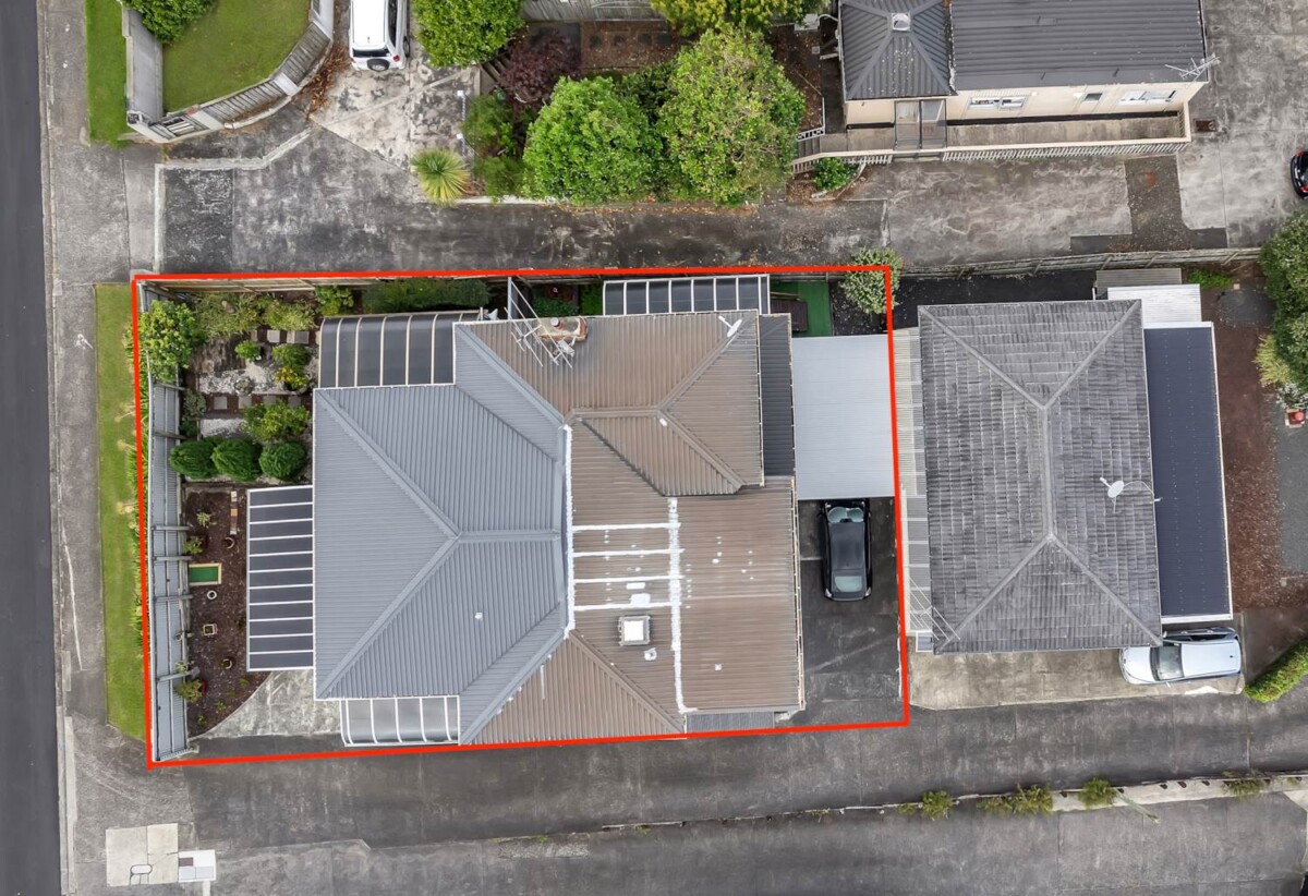 6 beds 3.5 baths house with carport, two levels, each level has 3 beds, bath, kitchen, dining and sitting area, close to Howick Village, schools, beach, 0.8 km to Howick Intermediate, 74 Ridge Road, Howick, Auckland