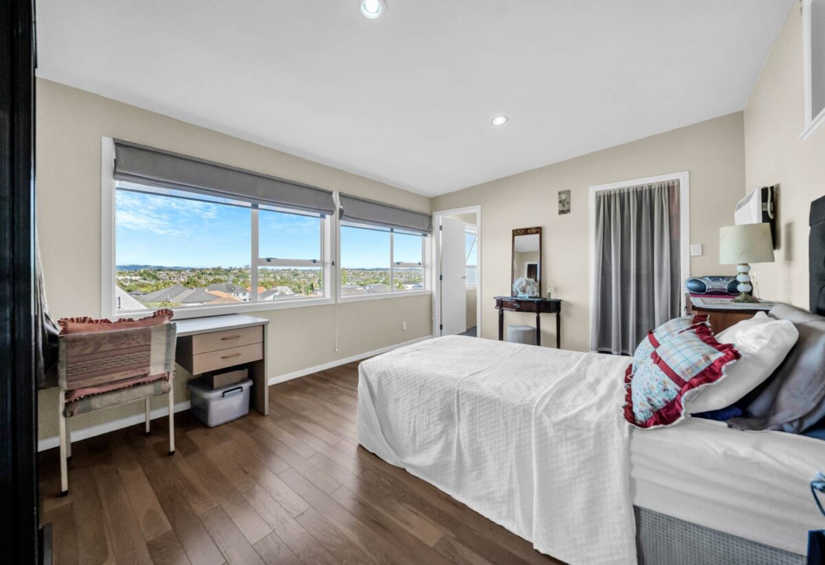 6 beds 3.5 baths house with carport, two levels, each level has 3 beds, bath, kitchen, dining and sitting area, close to Howick Village, schools, beach, 0.8 km to Howick Intermediate, 74 Ridge Road, Howick, Auckland
