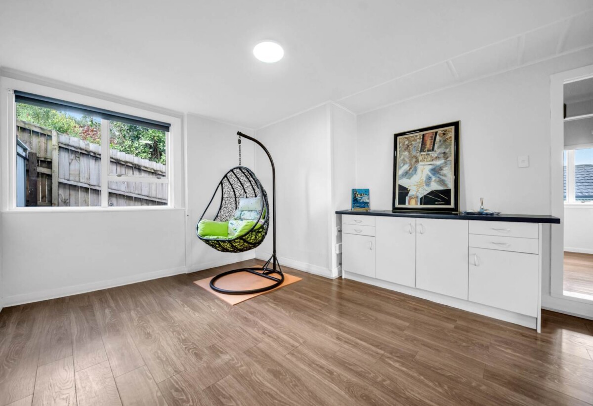 6 beds 3.5 baths house with carport, two levels, each level has 3 beds, bath, kitchen, dining and sitting area, close to Howick Village, schools, beach, 0.8 km to Howick Intermediate, 74 Ridge Road, Howick, Auckland