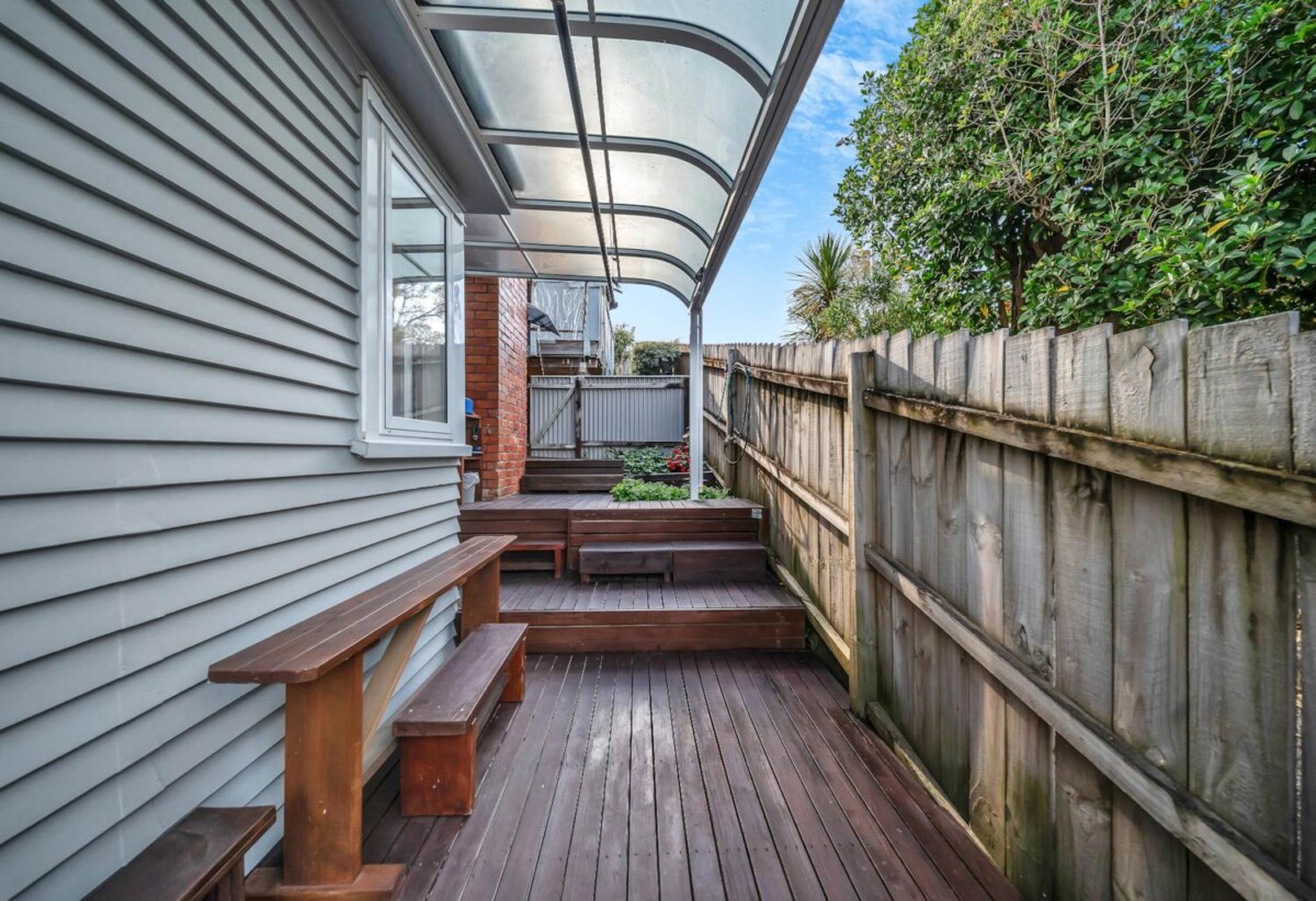 6 beds 3.5 baths house with carport, two levels, each level has 3 beds, bath, kitchen, dining and sitting area, close to Howick Village, schools, beach, 0.8 km to Howick Intermediate, 74 Ridge Road, Howick, Auckland
