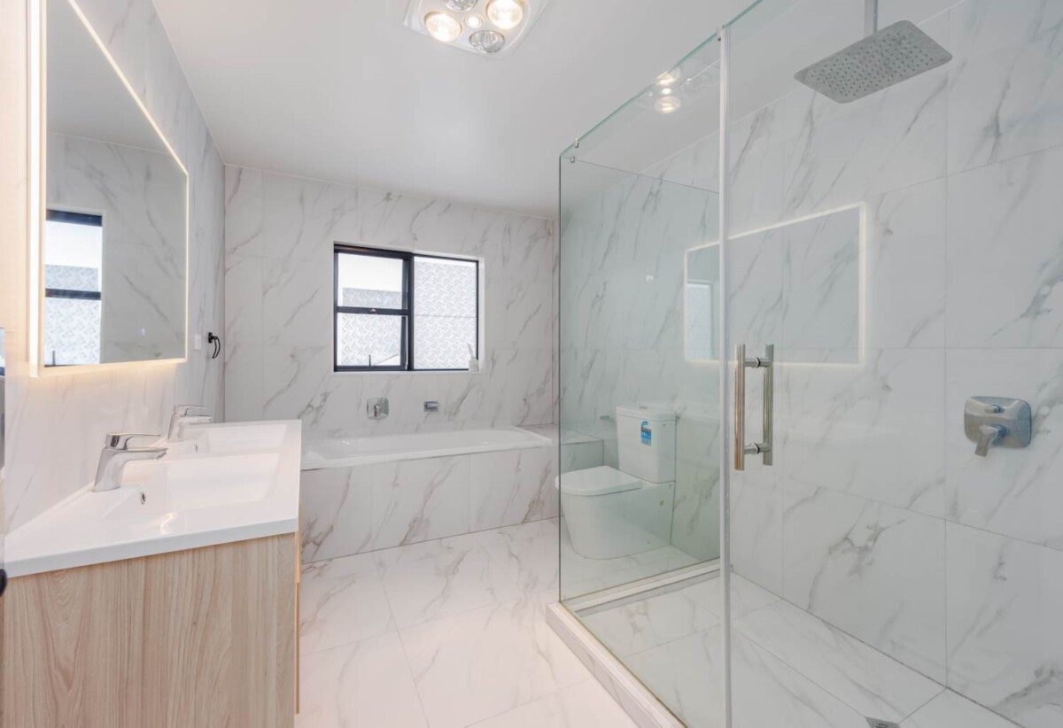 Rangitoto College zone, 6 beds 5.5 baths house with double garage on 507m2 section, including 4 ensuites and a 2-beds granny, close to the motorway, Albany, Browns Bay, and Park’n Ride, schools, 48A Fernhill Way, Albany, Auckland