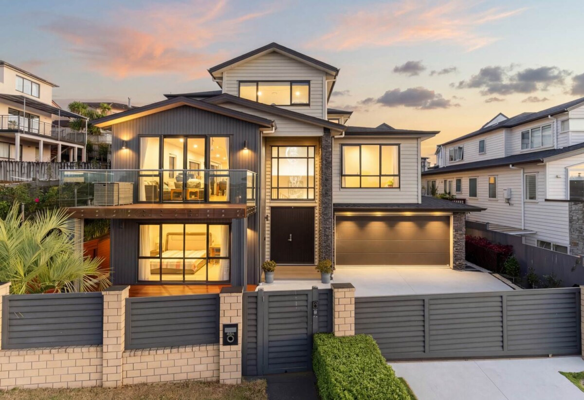 Rangitoto College zone, 6 beds 5.5 baths house with double garage on 507m2 section, including 4 ensuites and a 2-beds granny, close to the motorway, Albany, Browns Bay, and Park’n Ride, schools, 48A Fernhill Way, Albany, Auckland