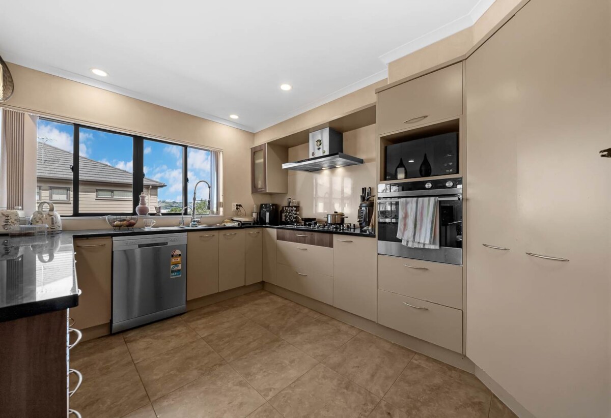 267m2 Brick and weatherboard 5 beds 3 baths house with double garage on 432 m2 section, near Salford Park, Barry Curtis Park, and Ormiston Town Centre, 0.6 km to Ormiston Senior College, 0.8 km to Mission Heights Junior College, 12 Tinturn Place, Flat Bush, Auckland
