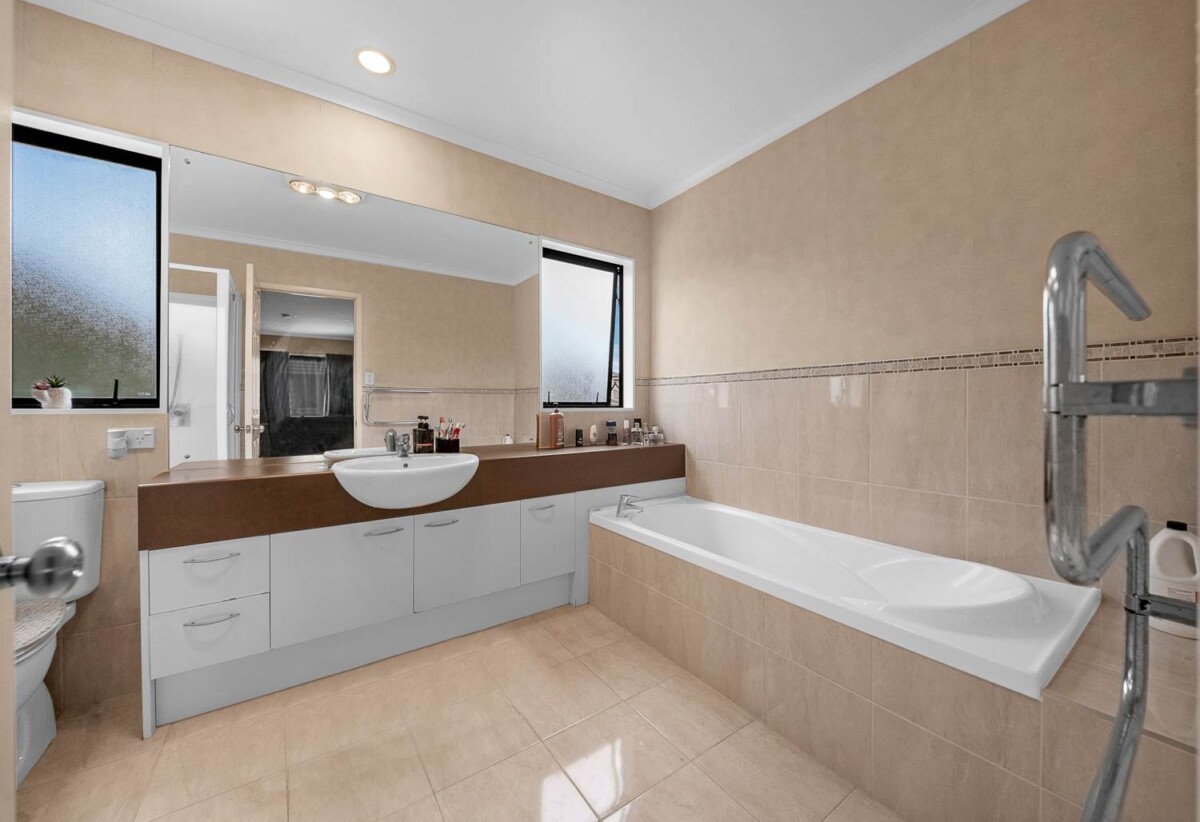 267m2 Brick and weatherboard 5 beds 3 baths house with double garage on 432 m2 section, near Salford Park, Barry Curtis Park, and Ormiston Town Centre, 0.6 km to Ormiston Senior College, 0.8 km to Mission Heights Junior College, 12 Tinturn Place, Flat Bush, Auckland