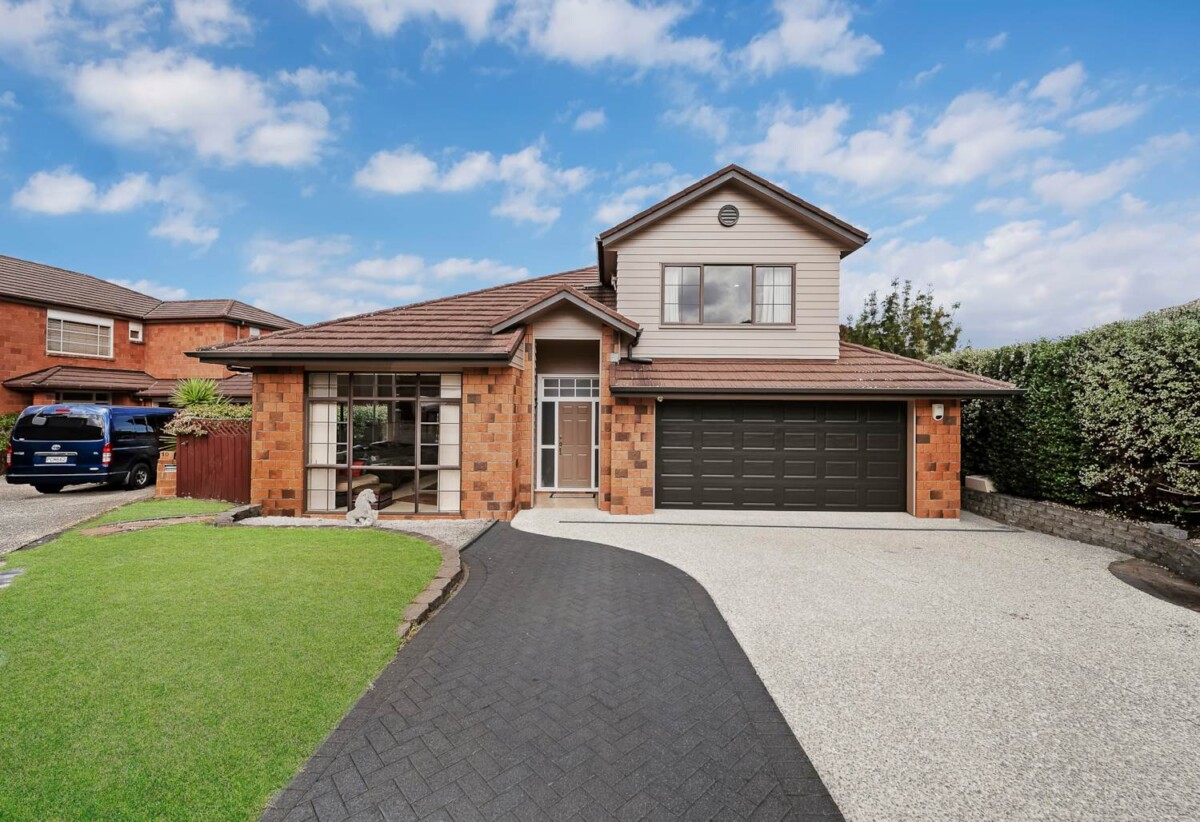 267m2 Brick and weatherboard 5 beds 3 baths house with double garage on 432 m2 section, near Salford Park, Barry Curtis Park, and Ormiston Town Centre, 0.6 km to Ormiston Senior College, 0.8 km to Mission Heights Junior College, 12 Tinturn Place, Flat Bush, Auckland