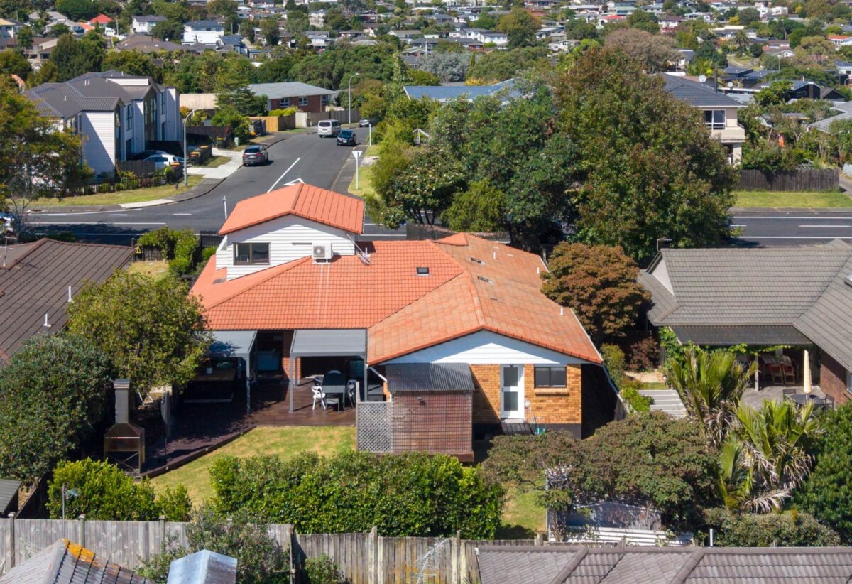 5 beds 3 baths with double garage on 649m2 section, close to schools, shops, 0.5 km to Macleans Primary School, 0.9 km to Howick Intermediate, 1.4 km to Pakuranga College, 120 Hutchinsons Road, Bucklands Beach, Auckland