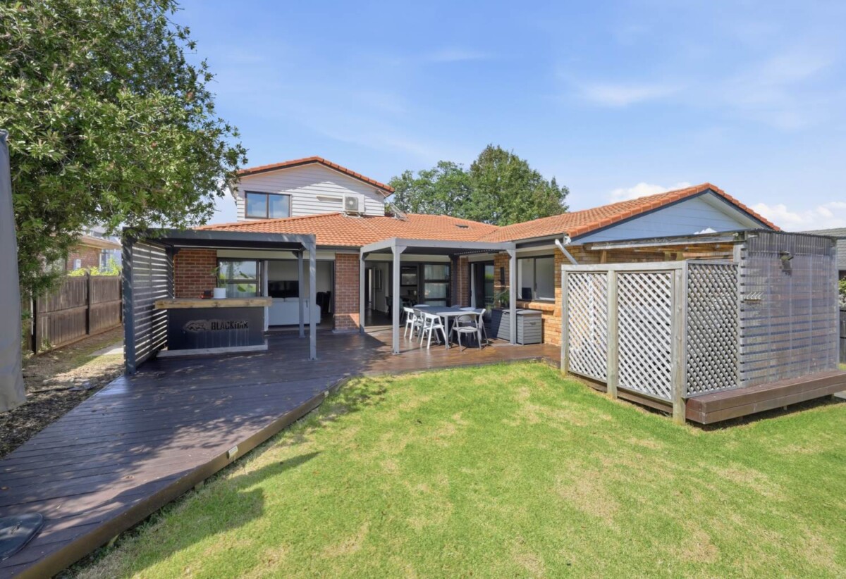 5 beds 3 baths with double garage on 649m2 section, close to schools, shops, 0.5 km to Macleans Primary School, 0.9 km to Howick Intermediate, 1.4 km to Pakuranga College, 120 Hutchinsons Road, Bucklands Beach, Auckland
