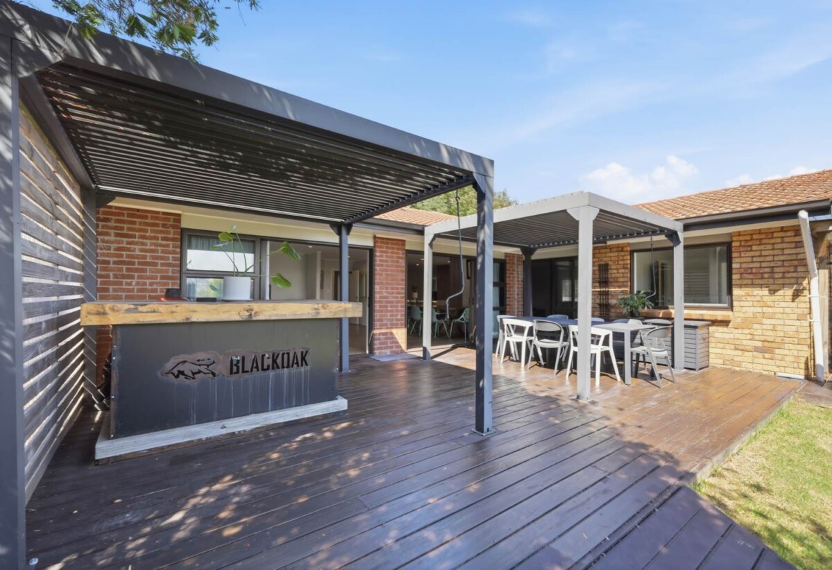 5 beds 3 baths with double garage on 649m2 section, close to schools, shops, 0.5 km to Macleans Primary School, 0.9 km to Howick Intermediate, 1.4 km to Pakuranga College, 120 Hutchinsons Road, Bucklands Beach, Auckland