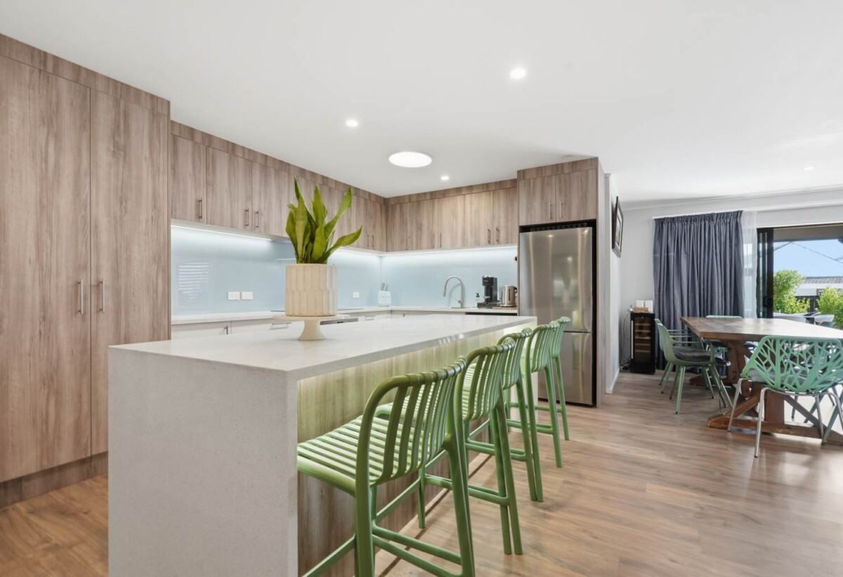 5 beds 3 baths with double garage on 649m2 section, close to schools, shops, 0.5 km to Macleans Primary School, 0.9 km to Howick Intermediate, 1.4 km to Pakuranga College, 120 Hutchinsons Road, Bucklands Beach, Auckland