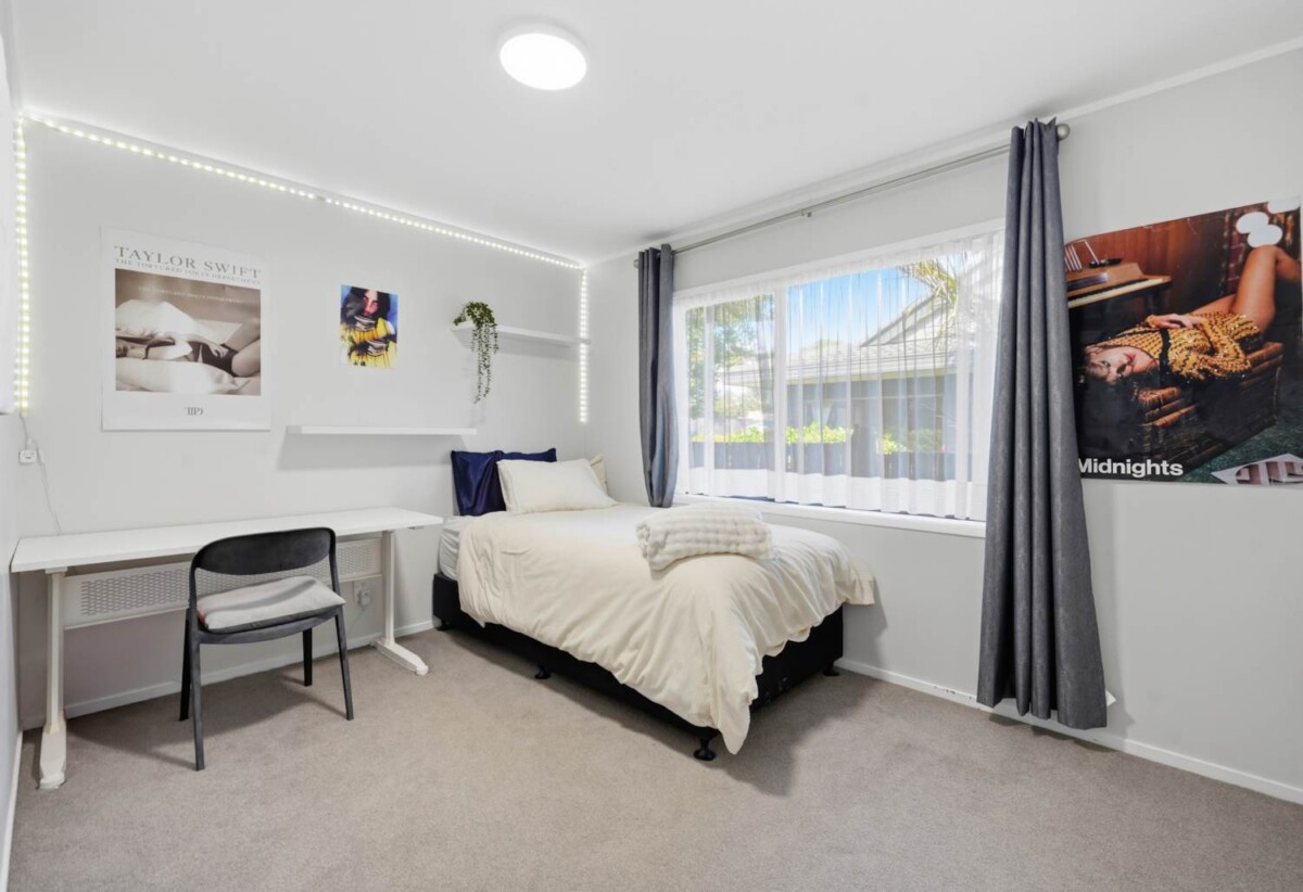 5 beds 3 baths with double garage on 649m2 section, close to schools, shops, 0.5 km to Macleans Primary School, 0.9 km to Howick Intermediate, 1.4 km to Pakuranga College, 120 Hutchinsons Road, Bucklands Beach, Auckland