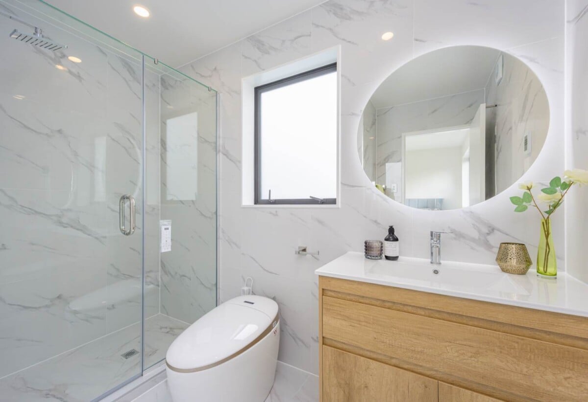 Motivated vendor, Brandnew 4 beds 3.5 baths home with garage, 2 ensuites, 1 ensuite ground floor, move-in ready, shops, parks, cafes, schools, and transport are close by, with Westgate, Northwest and Costco just minutes away, 0.7 km to West Harbour School, 8/6 Woodhouse Place, West Harbour, Auckland